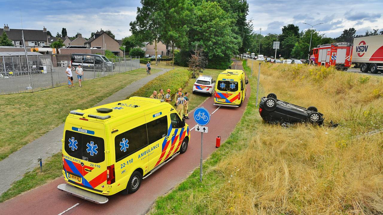 Bij het ongeluk op de Heerbaan in Veldhoven raakten twee mensen gewond (foto: Rico Vogels/SQ Vision).