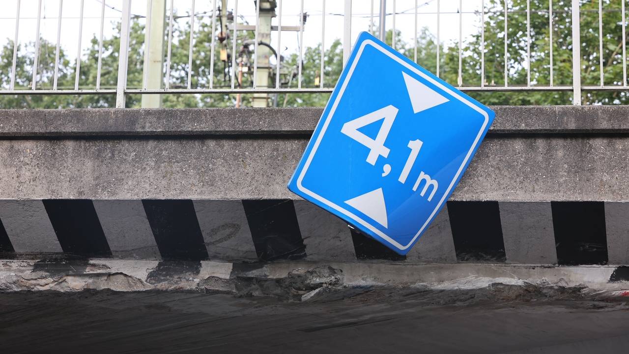 Viaduct in Vught te laag, golfwagentje valt van vrachtwagen - Vimarsana News