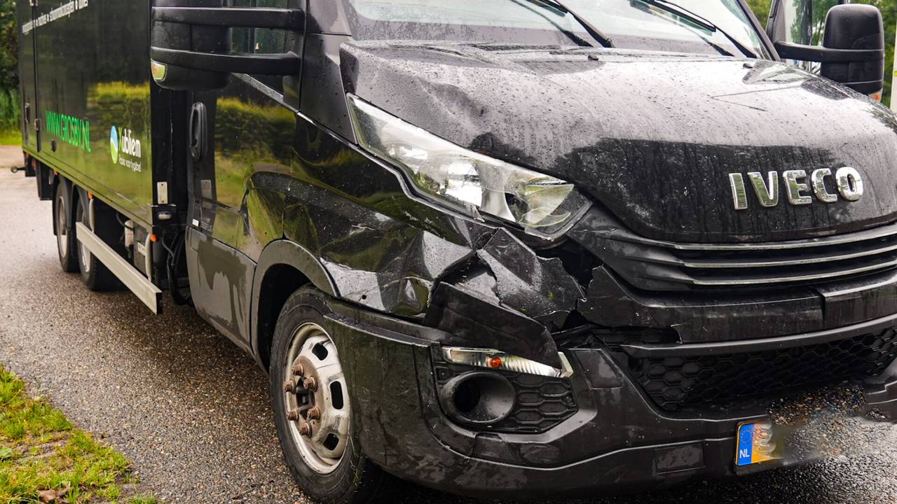 Vermoedelijk zag de automobilist de vrachtauto over het hoofd.