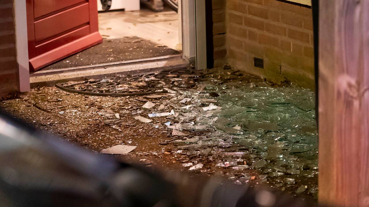 De stoep is bezaaid met glasscherven (foto: Gabor Heeres/SQ Vision).