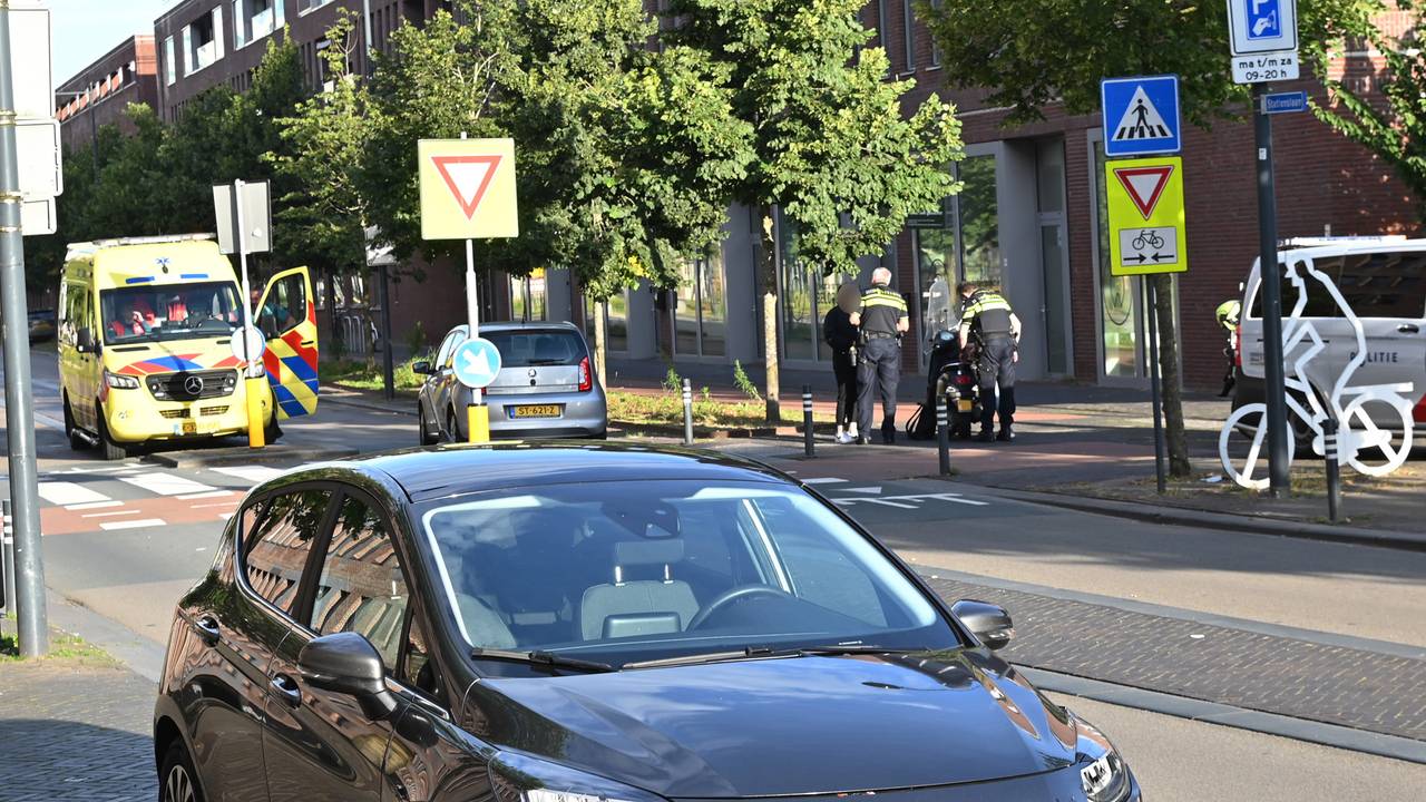 De auto en scooter kwamen in botsing in de Stationslaan in Breda (foto: Perry Roovers/SQ Vision).