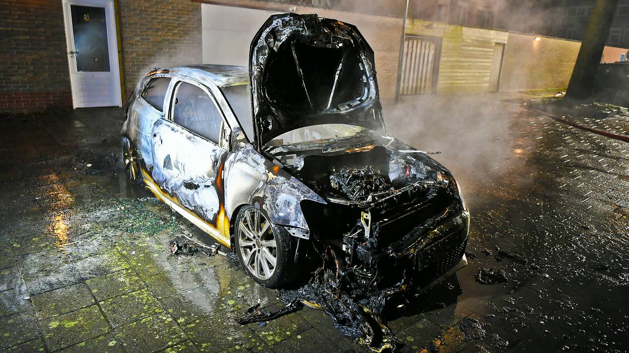 Van de auto bleef weinig over (foto: Rico Vogels/SQ Vision).