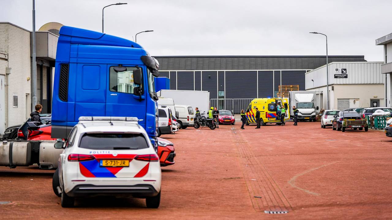 Het ongeluk gebeurde in een autogarage aan de Rooijakkersstraat in Eindhoven (foto: SQ Vision). 