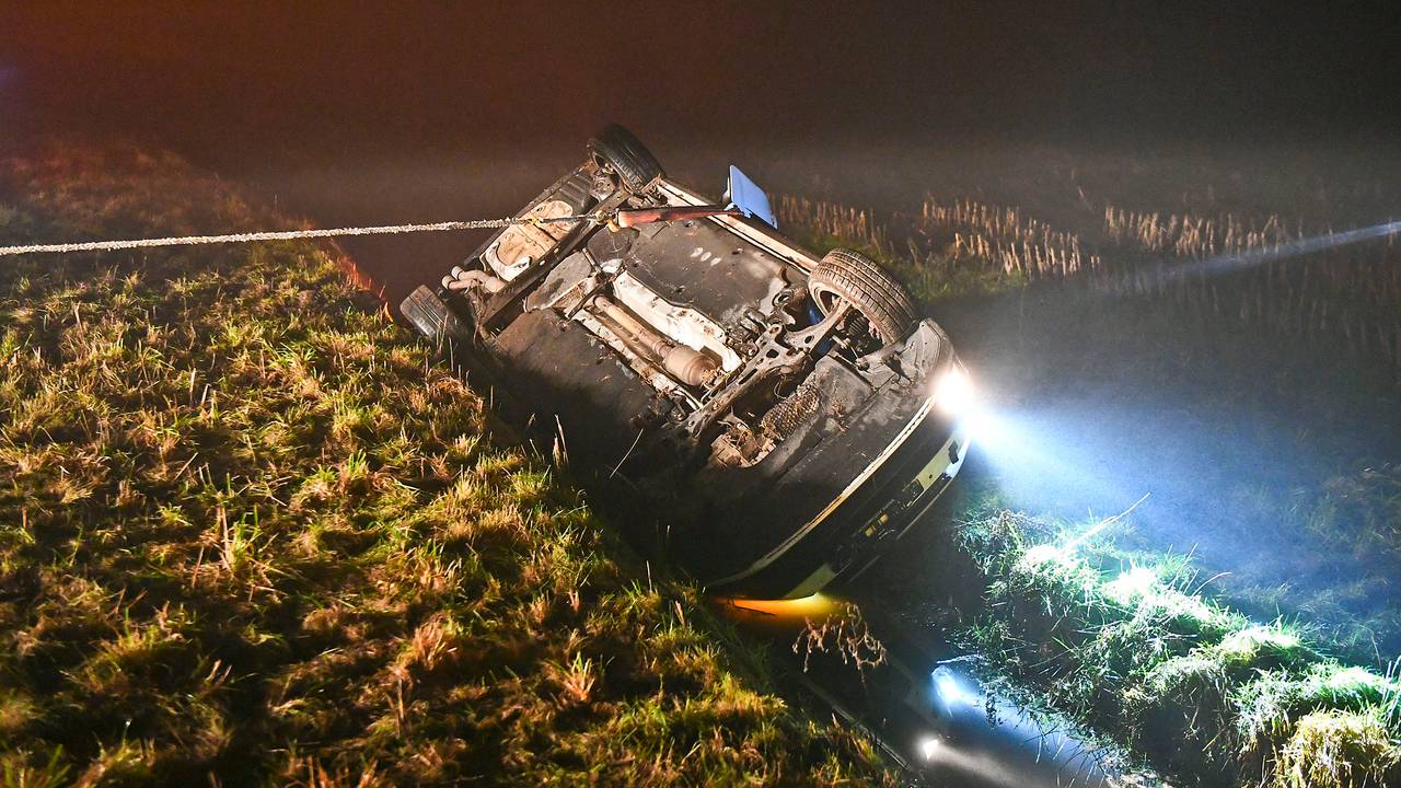 De auto werd op het gras getrokken (foto: Rico Vogels/SQ Vision).