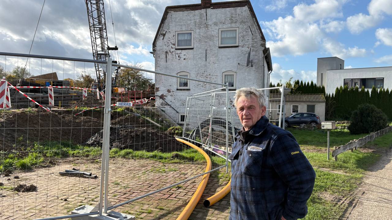 De bouwkraan belandde op een halve meter van het huis van Piet (foto: Imke van de Laar).