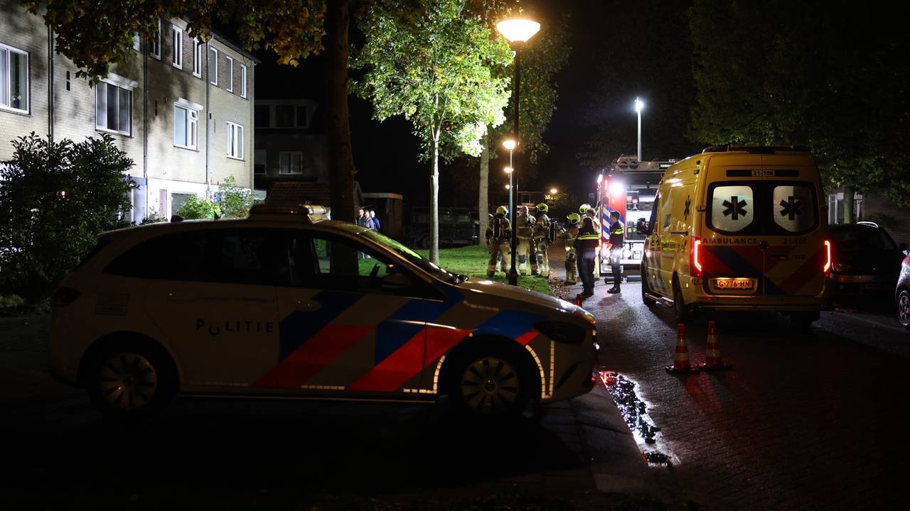 Diverse hulpdiensten werden gewaarschuwd vanwege de rookmelder die afging aan de Anemoonstraat in Sint-Michielsgestel (foto: Sander van Gils/SQ Vision).