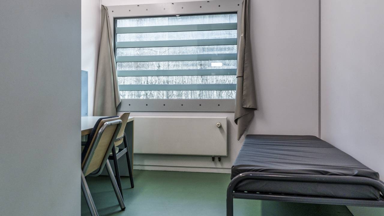 Cel in de EBI met dik glas en uitzicht op de metershoge betonnen muur (foto: Dienst Justitiële Inrichtingen DJI).