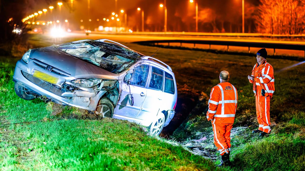 Een bergingsbedrijf haalde de auto uit de greppel bij Riel (foto: Jack Brekelmans/SQ Vision).