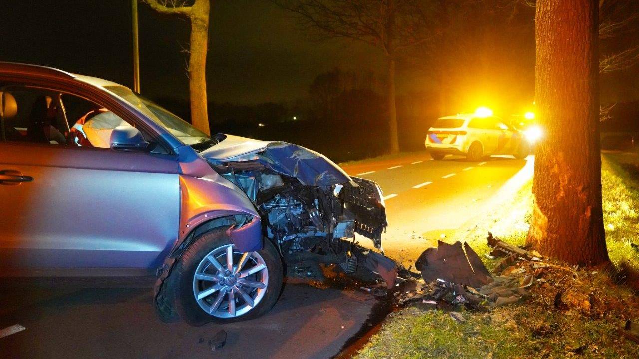 Hoe het ongeluk op de Haarenseweg bij Esch kon gebeuren, wordt onderzocht (foto: Bart Meesters).