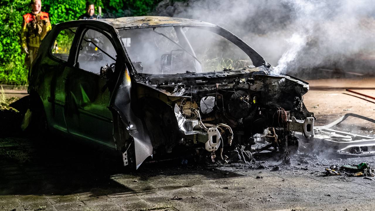 Autowrak in brand gestoken (Foto: Jurgen Versteeg/SQ Vision)