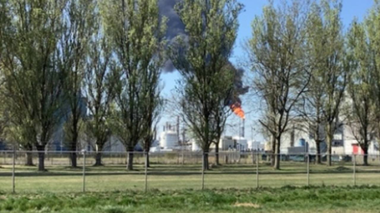 Vuur op industrieterrein Moerdijk (foto: Veiligheidsregio.)