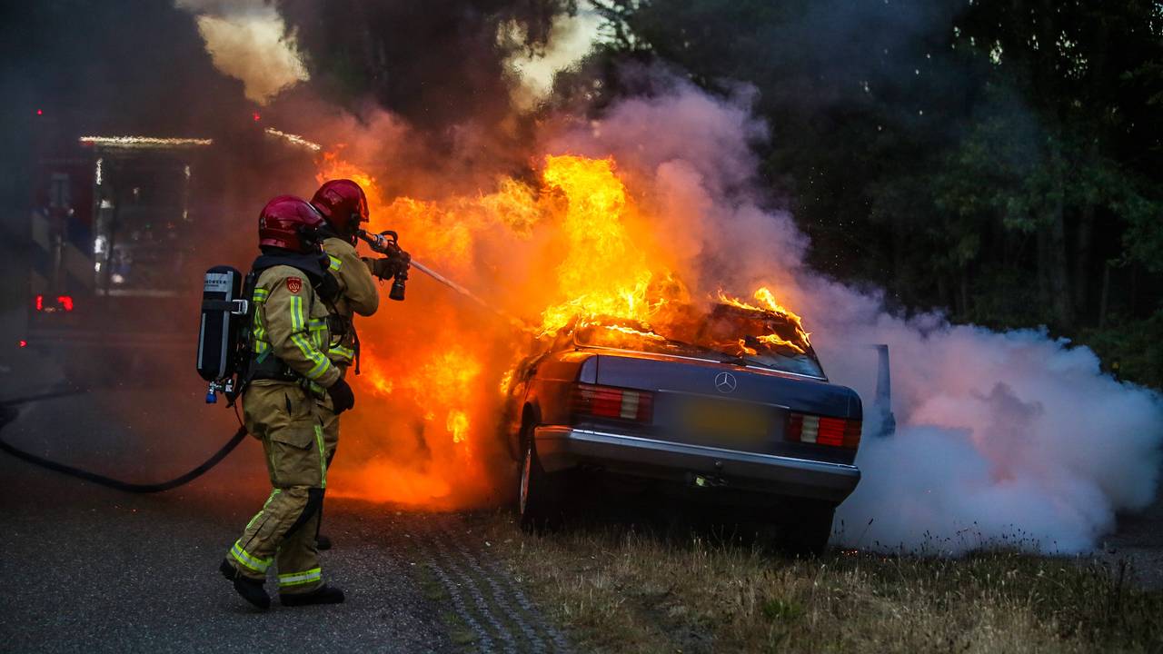 De bestuurder van de auto bleef ongedeerd.