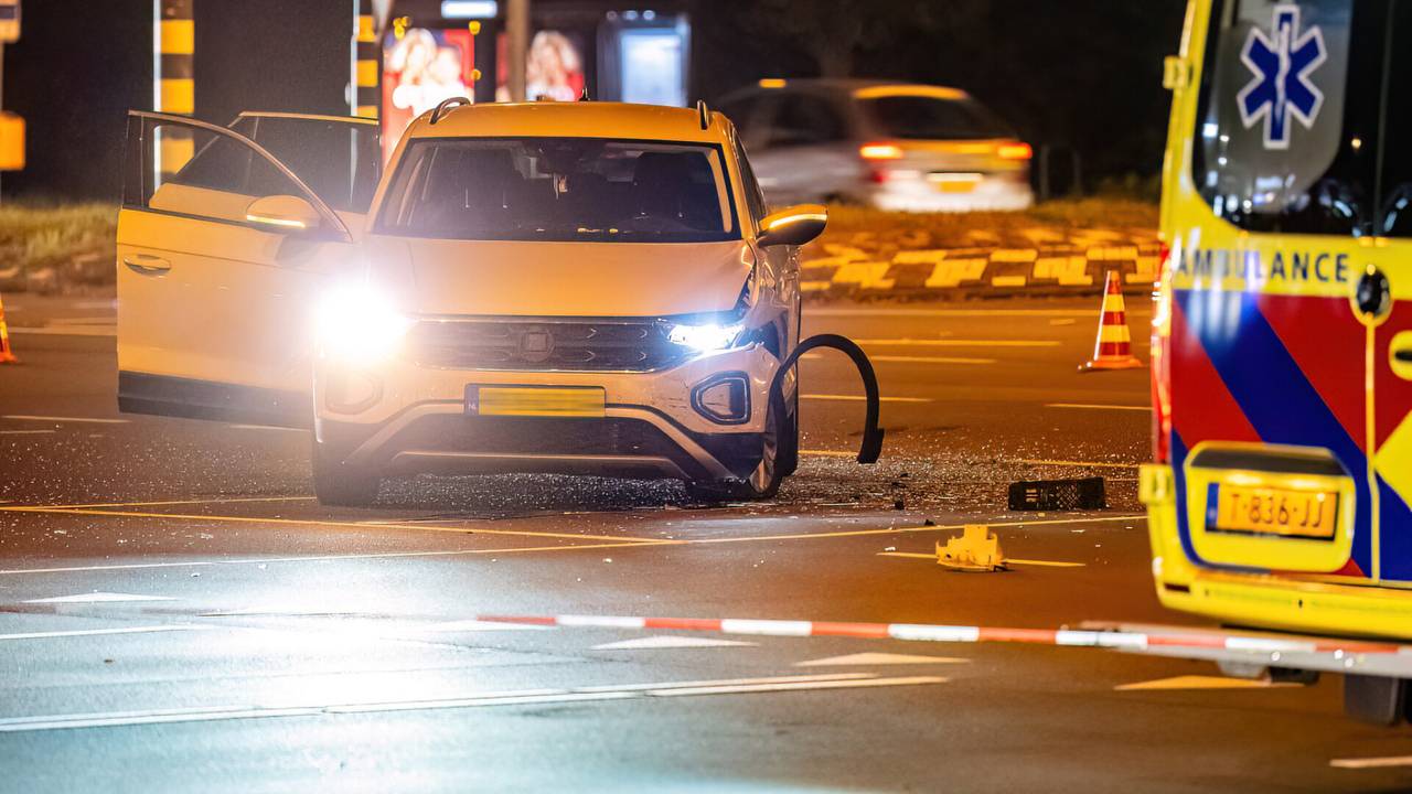 Vanwege het ongeluk werd de kruising in Tilburg enige tijd afgesloten (foto: Jack Brekelmans/SQ Vision).