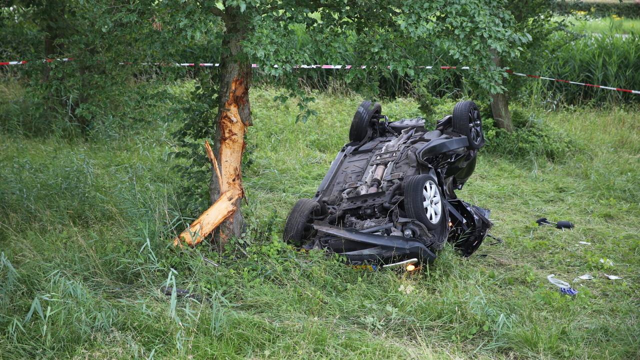 De auto kwam ondersteboven tegen een boom terecht (foto: Christian Traets/SQ Vision).