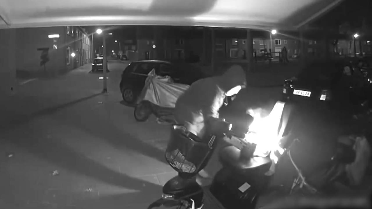 De dader zet een scootmobiel in brand (foto: Bureau Brabant).
