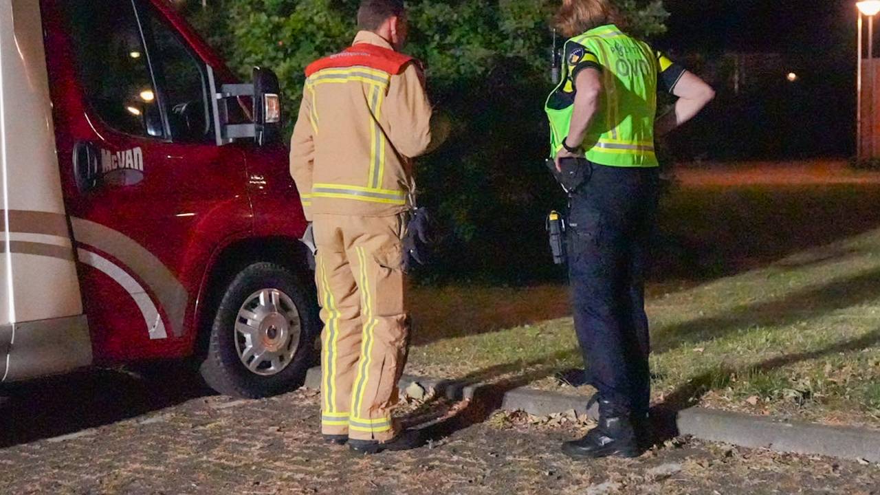 In de buurt van de uitgebrande auto in Helmond werd een lap stof gevonden met een sterke benzinelucht (foto: Harrie Grijseels/SQ Vision).