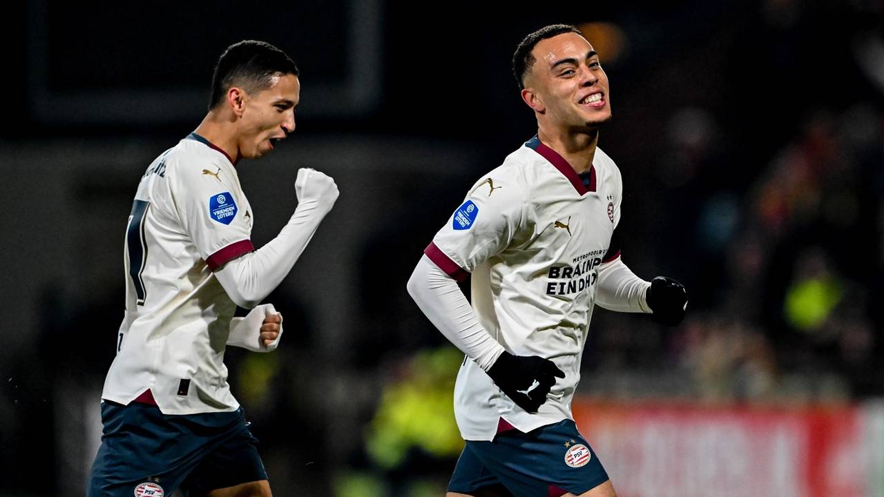 Dest viert zijn treffer tegen Go Ahead Eagles (foto: ANP).