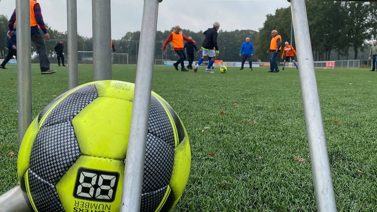 Walking football moet ouderen in beweging brengen: 'Talent is niet nodig'