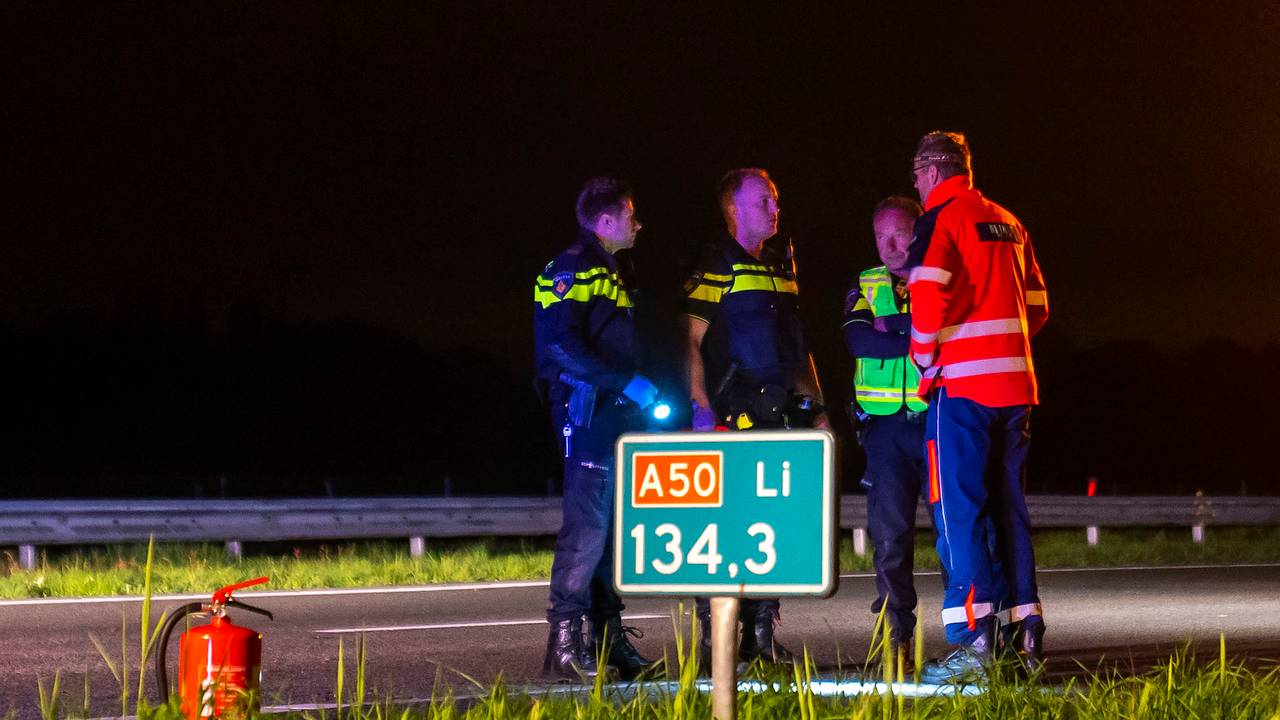 Hoe het ongeluk op de A50 bij Schaijk kon gebeuren, wordt onderzocht (foto: Gabor Heeres/SQ Vision).