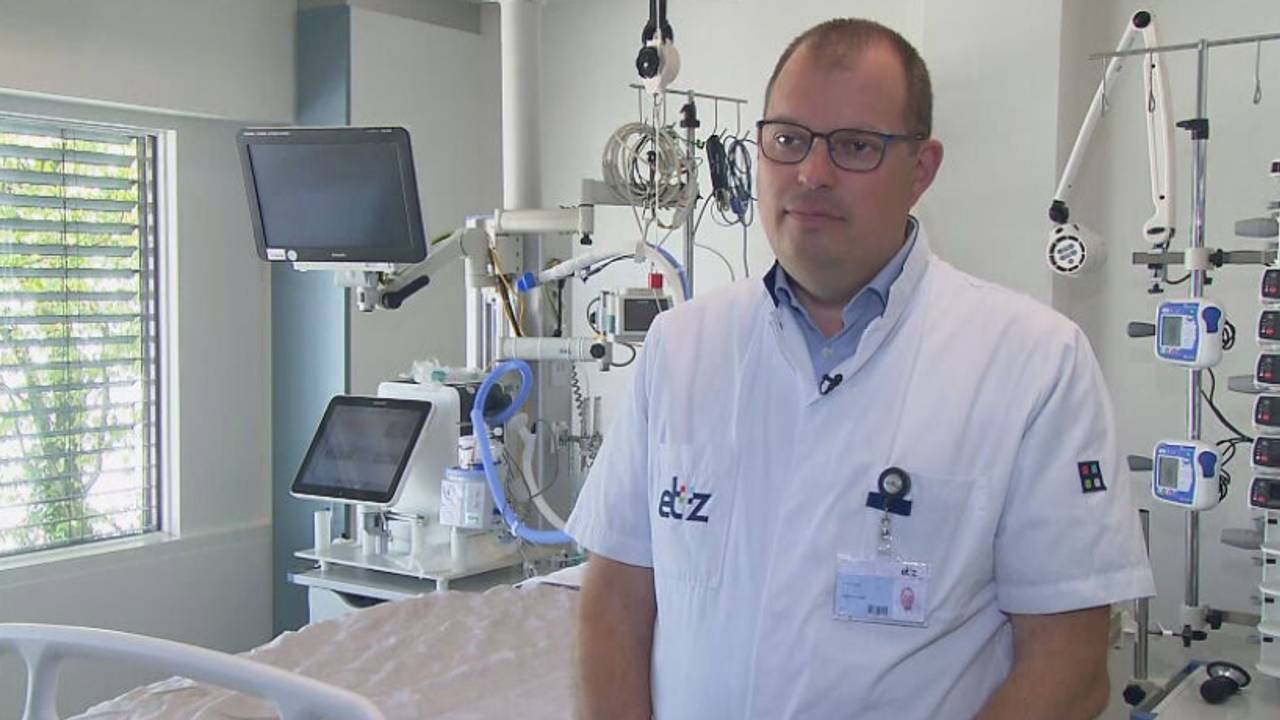 IC-arts Kuijsten bij één van de bedden