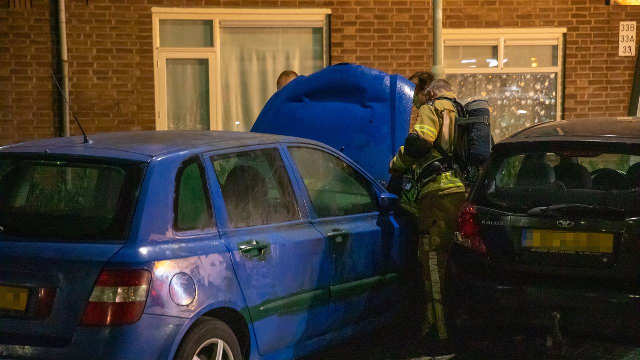 Een auto vatte vlam (foto: Christian Traets/SQ Vision).