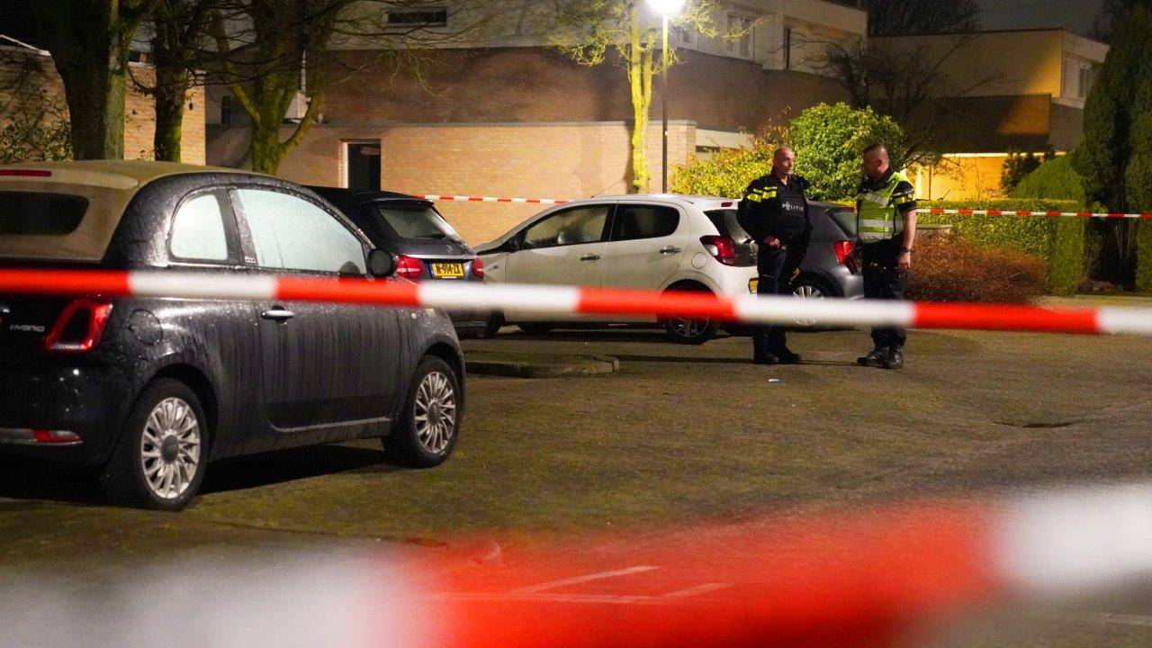 Agenten zetten een groot deel van de Vierde Rompert in Den Bosch af voor onderzoek (foto: Bart Meesters).