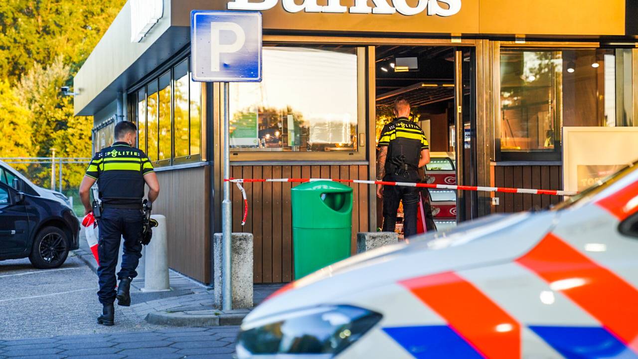 De politie bij het Eindhovense tankstation (foto: Sem van Rijssel/SQ Vision).