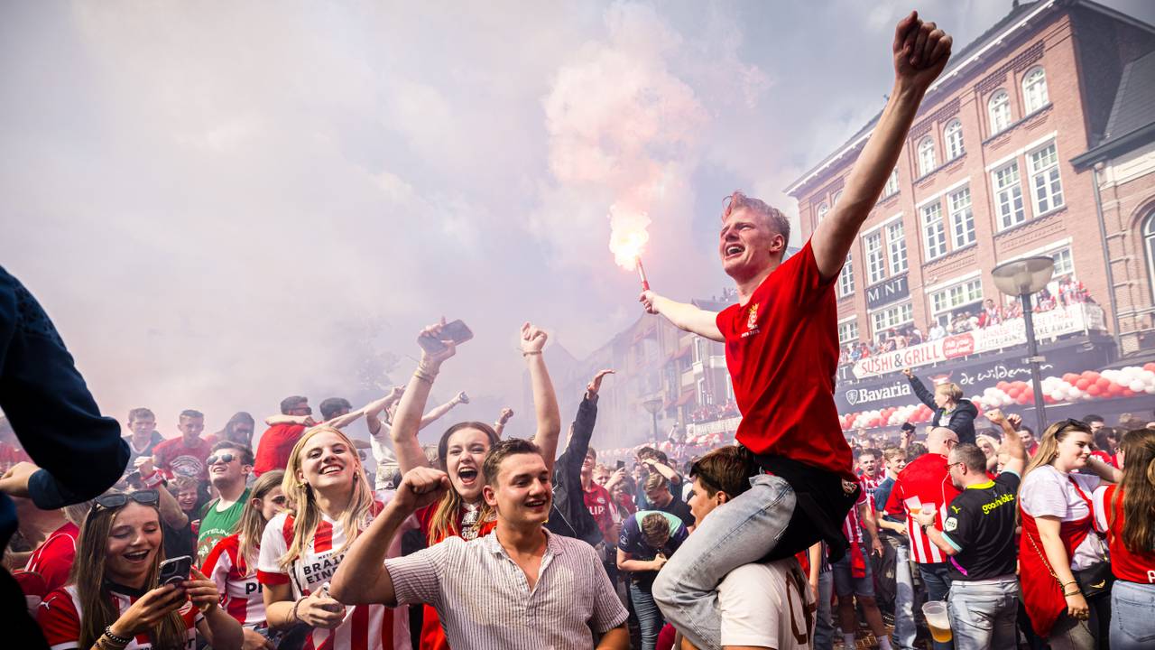 Juichende PSV-fans na het behalen van de landstitel (foto:  ANP 2025/Rob Engelaar).