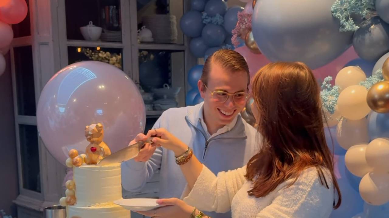 Jan en Danique snijden samen de taart aan (foto: Instagram Mariska Bauer).