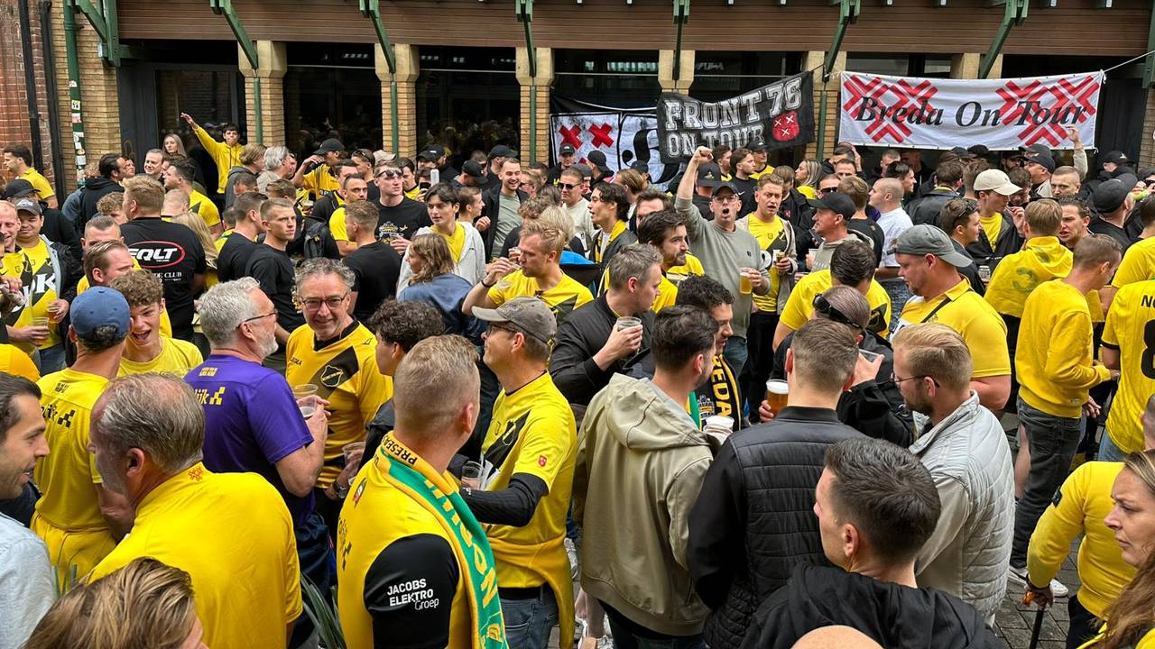 Queen Street kleurt geel met zwart (Foto: Ronald Sträter).