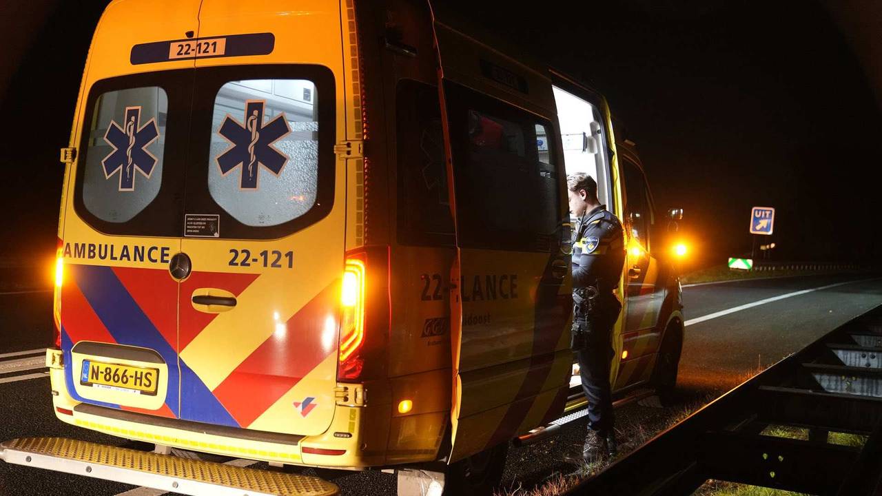 De bestuurder is onderzocht door ambulancepersoneel en vervolgens naar het ziekenhuis in Weert gebracht (foto: WdG/SQ Vision). 