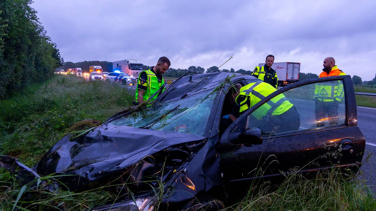 De auto raakte bij de crash op de A50 zwaar beschadigd (foto: Gabor Heeres/SQ Vision).