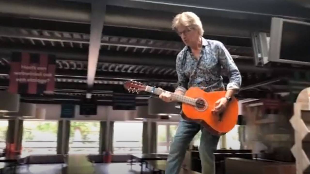 Docent Han Oomen wil niet voor lege klaslokalen optreden (Foto: YouTube).