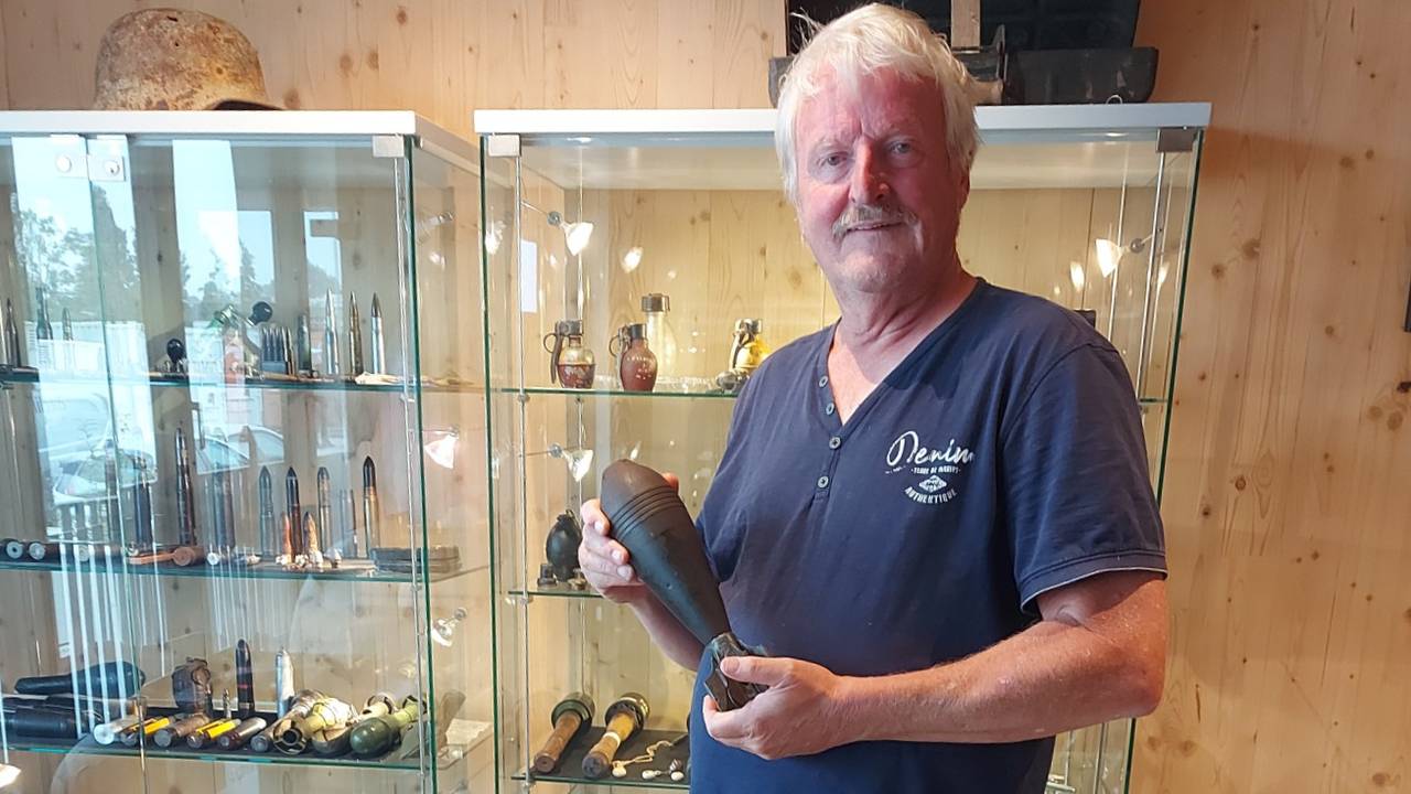 Hans poseert met de granaat van zijn vader (foto: Hans Koevoet).