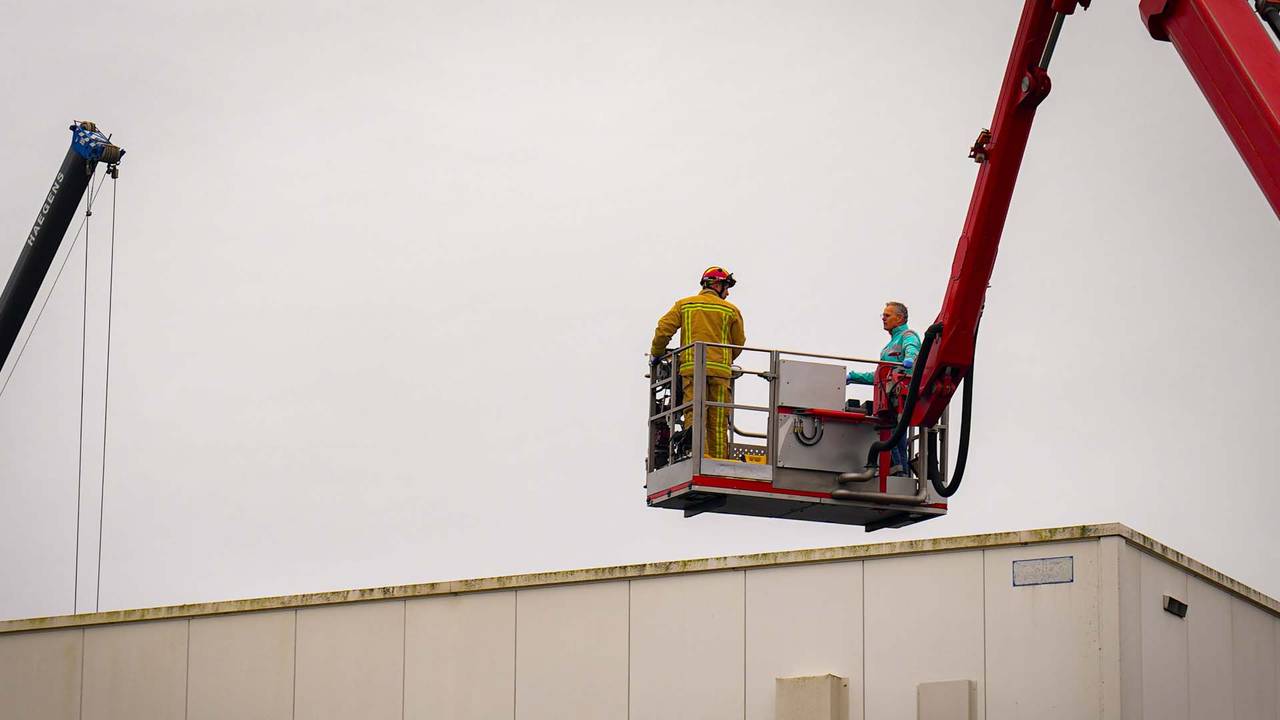 De brandweer zette een hoogwerker in (foto: Harrie Grijseels/SQ Vision).
