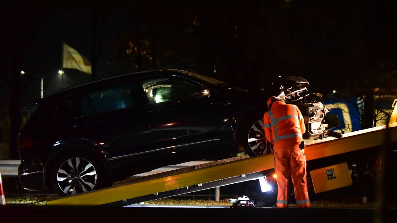 Een bergingsbedrijf nam de auto mee (foto: Johan Bloemers/SQ Vision).