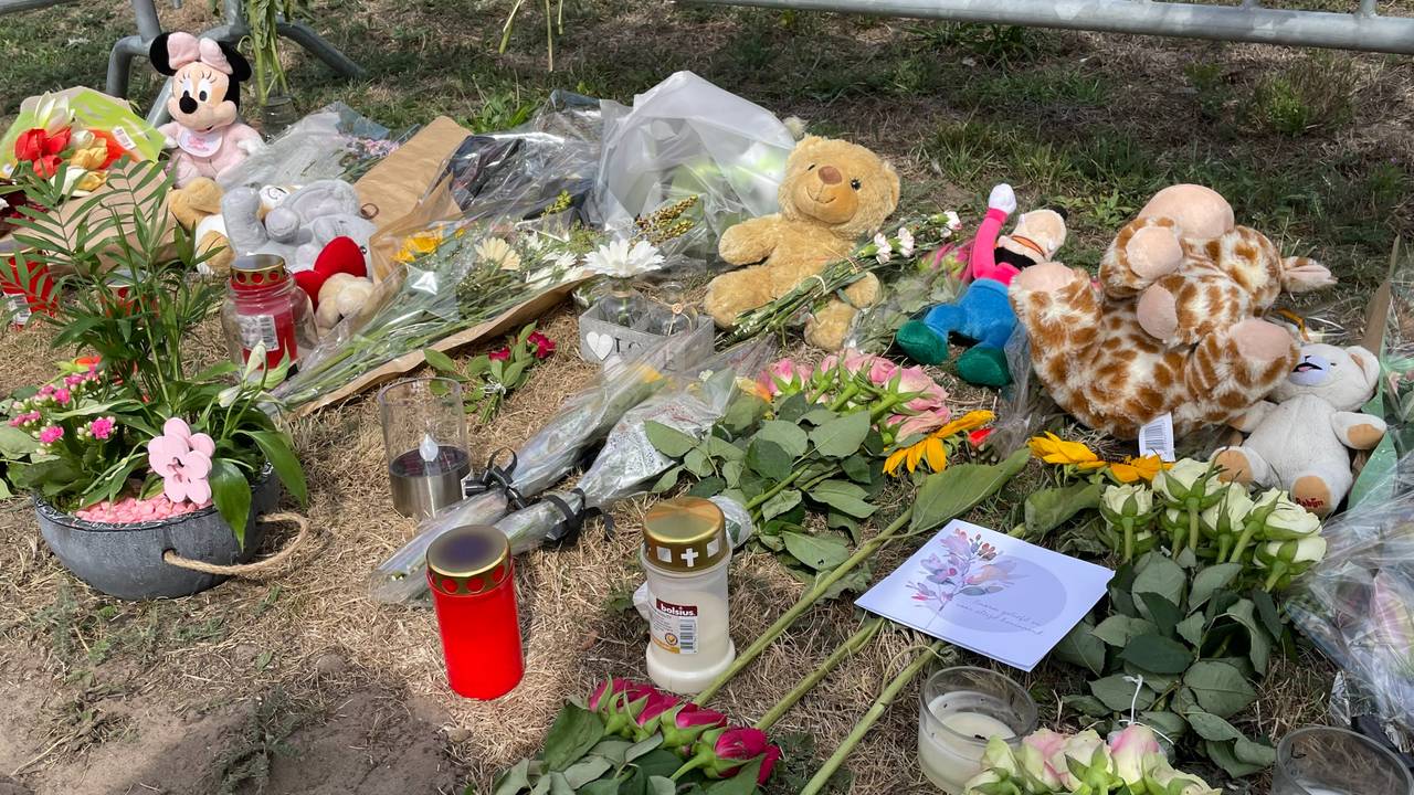 Ook bij de plek van het ongeluk liggen bloemen (foto: Raymond Merkx).