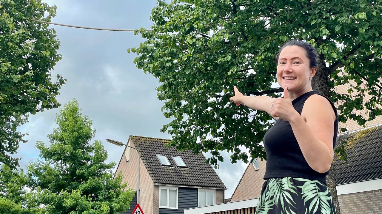 Monika Knobel bij de touwbrug voor eekhoorns in haar wijk (foto: Erik Peeters).