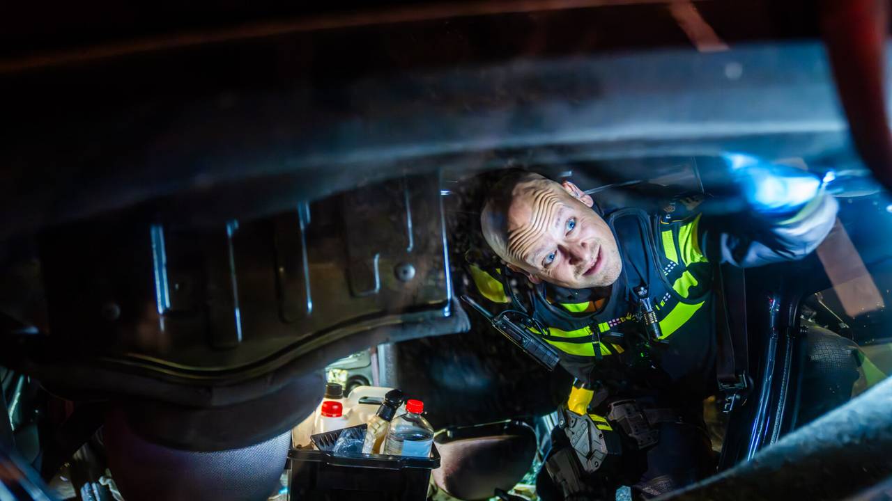 In de auto werden diverse open blikken bier gevonden (foto: Dave Hendriks/SQ Vision).