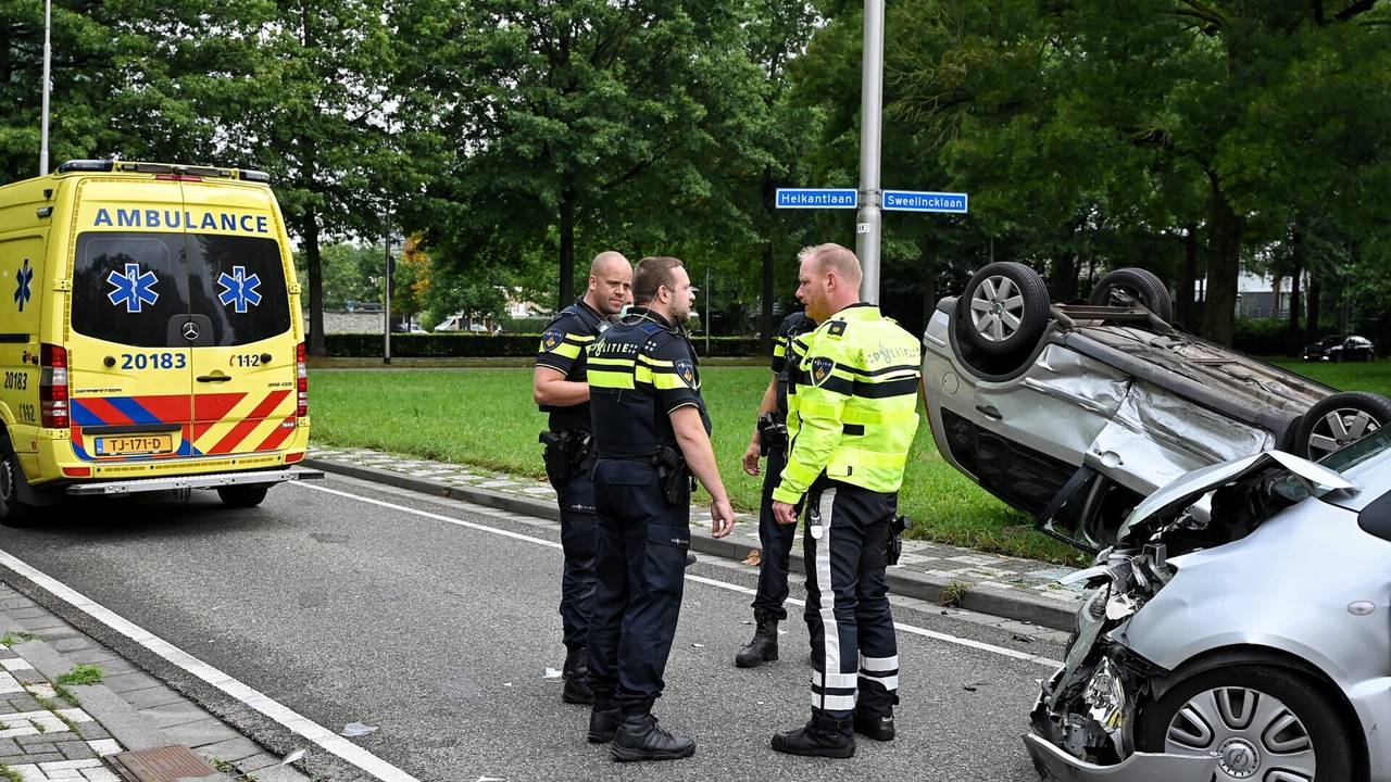 Auto Slaat Over De Kop Na Botsing In Tilburg, Twee Gewonden - Omroep ...