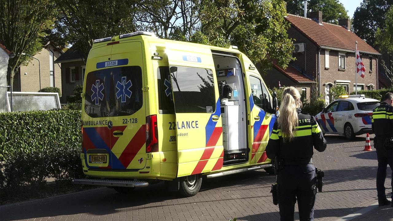 De fietsster is na de val in Waalre nagekeken door ambulancepersoneel (foto: Jozef Bijnen/SQ Vision).