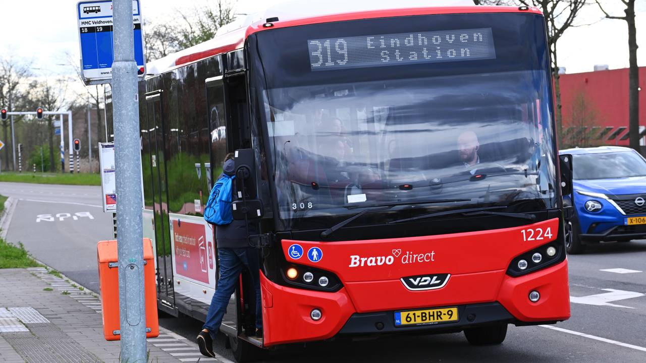 De bussen van Hermes staan zaterdagavond drie minuten stil (foto: ANP).