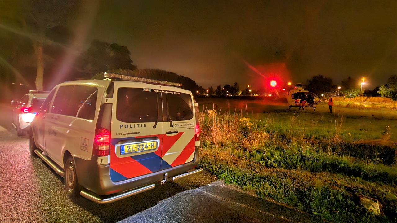 Vanwege de toestand van de gevallen man kwam een traumaheli naar Best (foto: Collin Beijk).