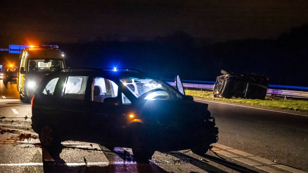 De tweede auto belandde tegen de vangrail en kwam daarna op de weg tot stilstand (foto: Jack Brekelmans/SQ Vision).