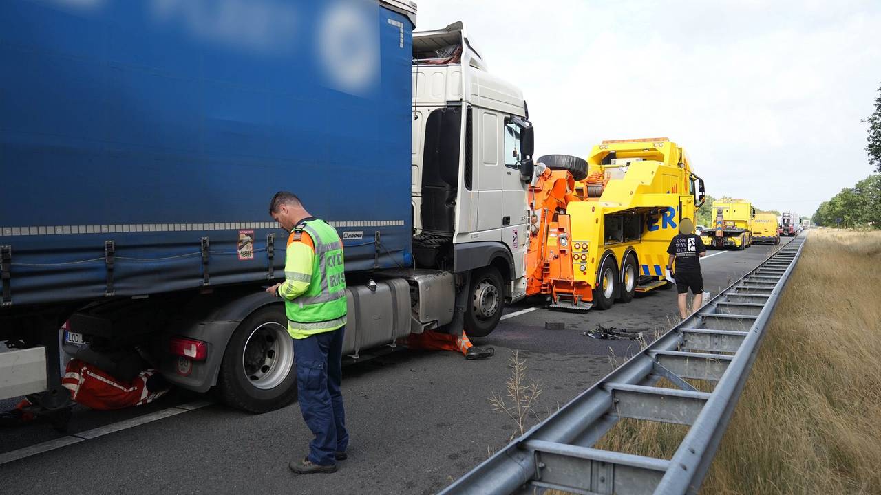 De rechterrijstrook van de A2 bij Budel werd na het ongeluk afgesloten (foto: WdG/SQ Vision).