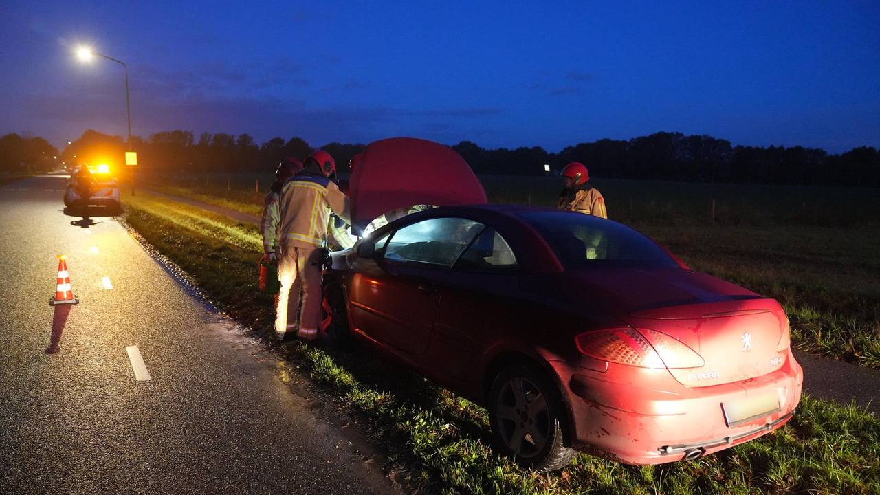 De automobilist zette de auto in de berm nadat hij rook opmerkte (foto: WdG/SQ Vision).