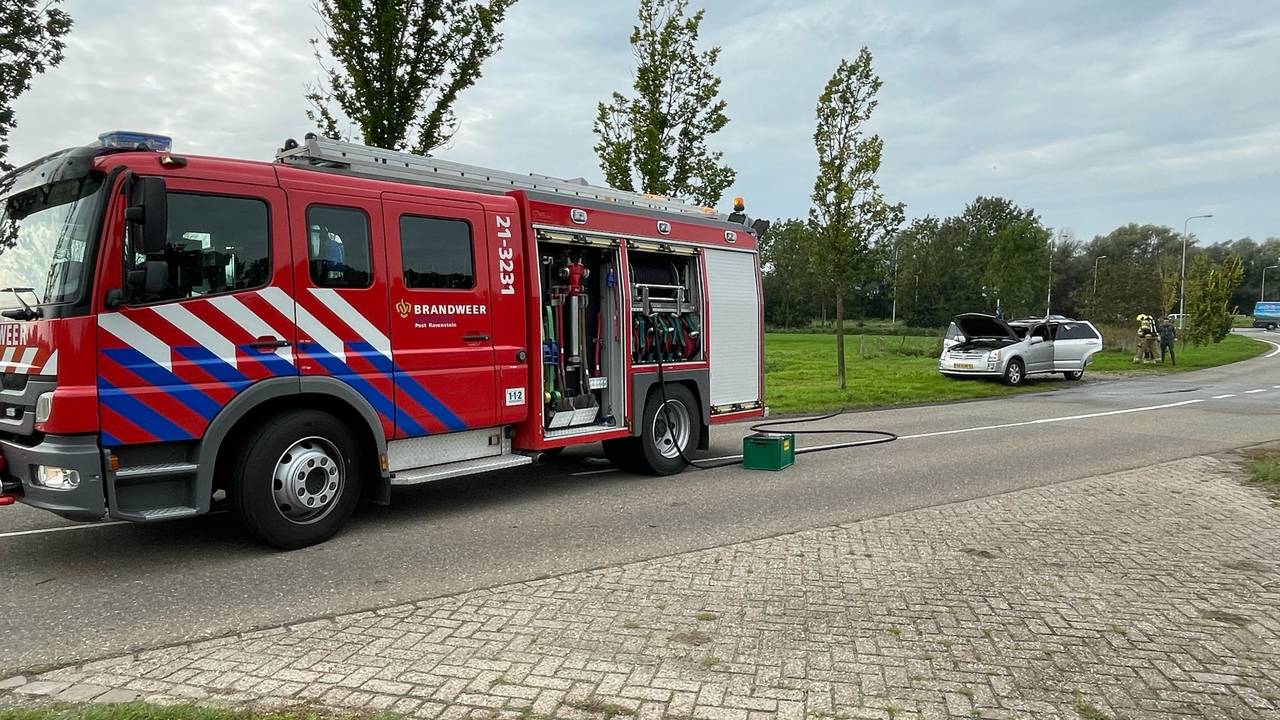 De brandweer bluste de auto in Overlangel (foto: Marco van den Broek/SQ Vision).