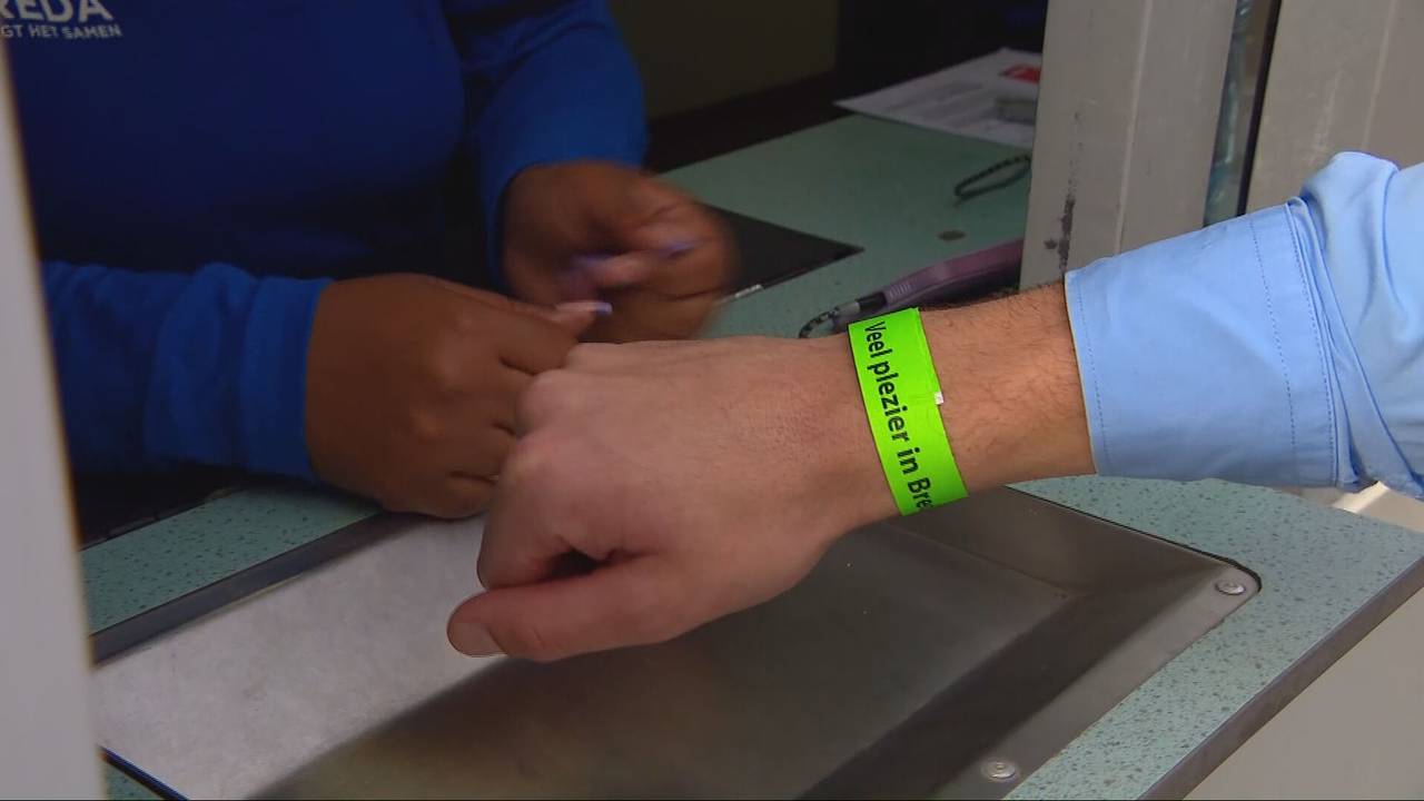 Met een polsbandje gaan stappen in Breda 