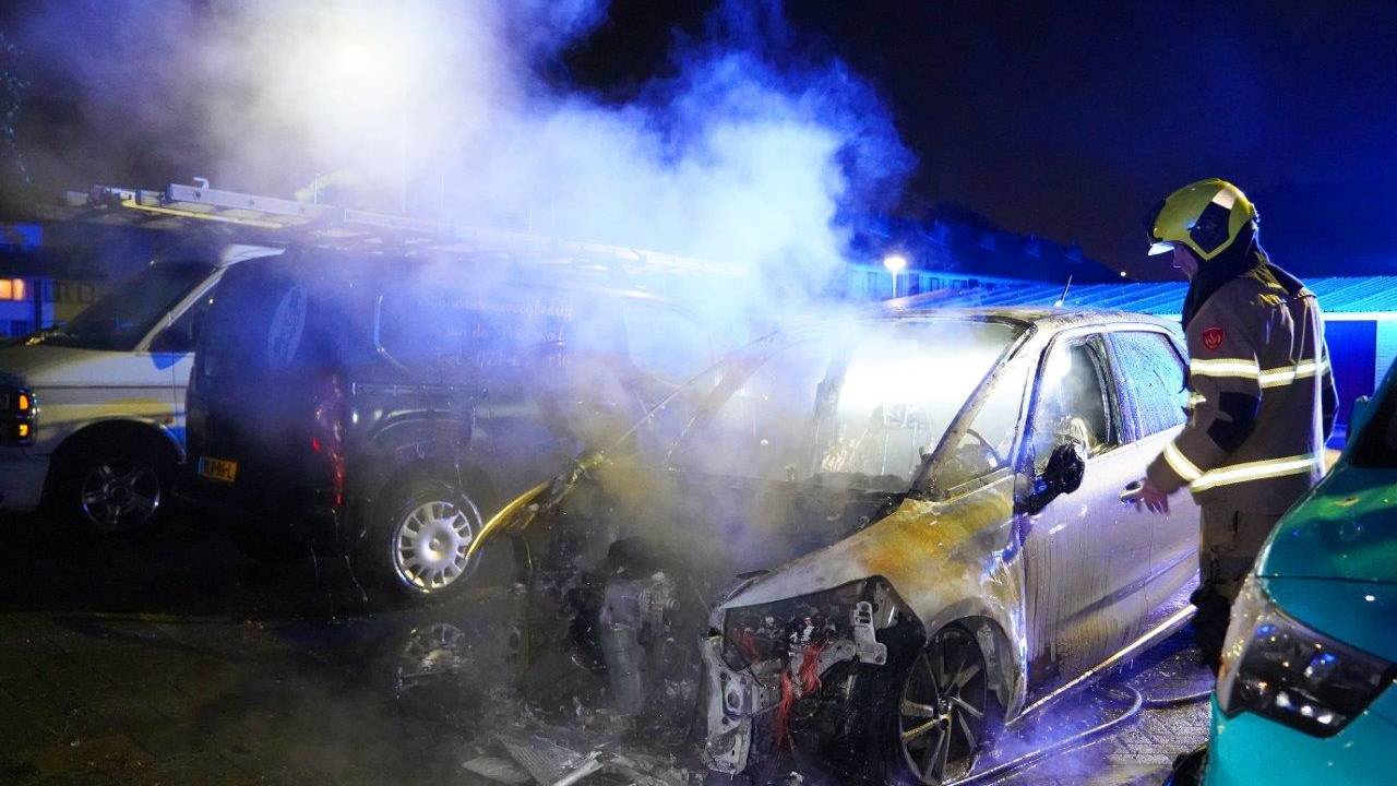 Mensen in de buurt hoorden een explosie voordat de brand uitbrak (foto: Bart Meesters).