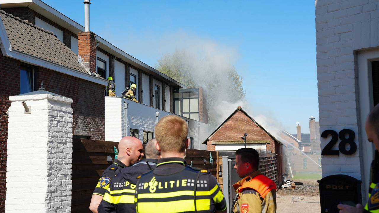 Of er gevaar is voor omwonenden nu er asbest is vrijgekomen, wordt nog onderzocht (foto:Erik Haverhals/Perbureau Heitink)